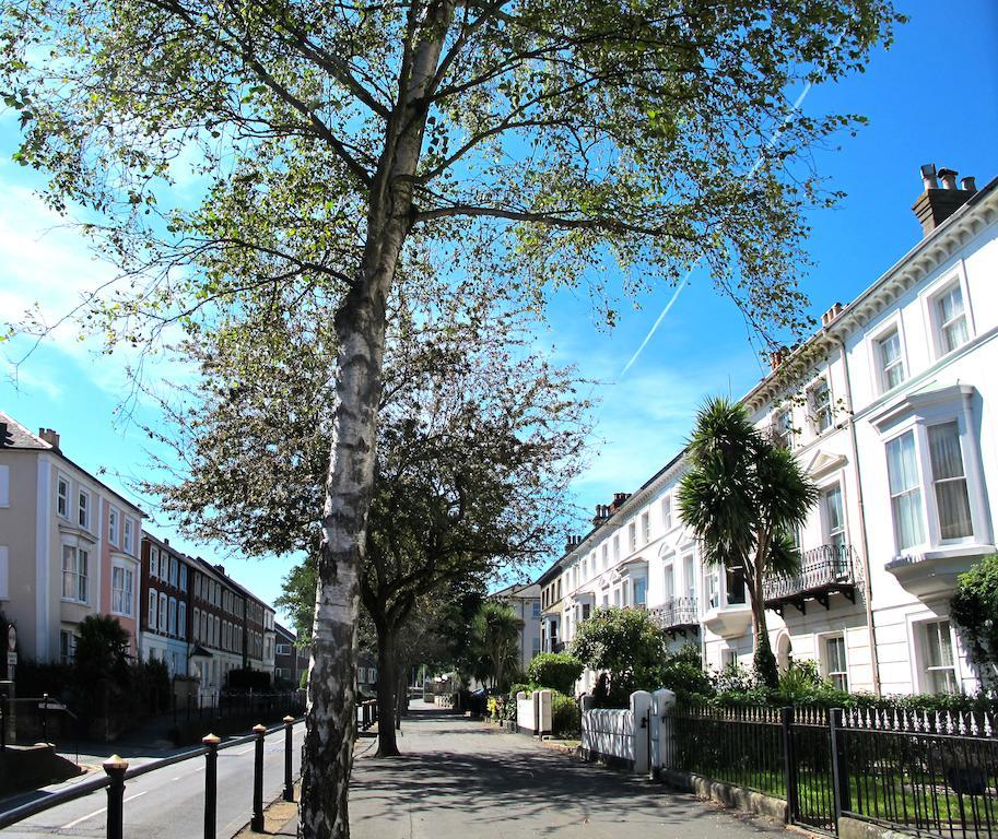 Calverts Hotel - Newport, Isle Of Wight نيوبورت المظهر الخارجي الصورة